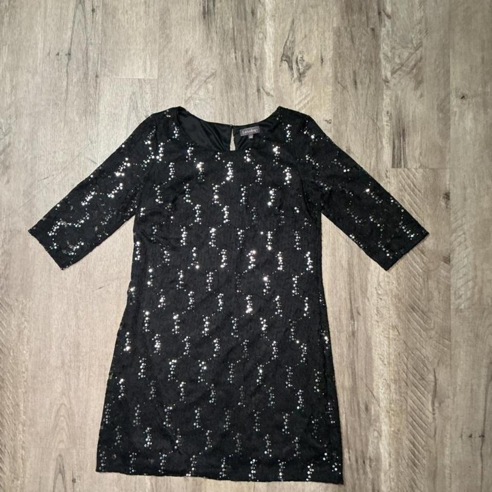 Black sequin dress with 3/4 sleeves and a square neckline. Size: L